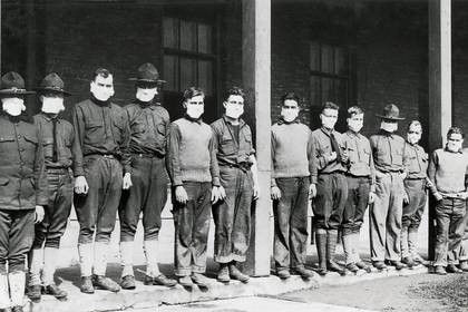 Los médicos llevaban máscaras para evitar la gripe en el hospital del ejército estadounidense, el 19 de noviembre de 1918, durante la pandemia de gripe española, de 1918-1919 (Foto: Shutterstock)